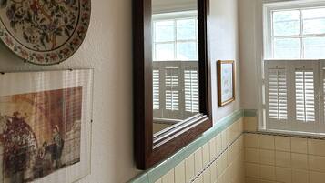 Secador de pelo, toallas, jabón, papel higiénico