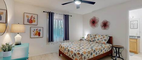 1 slaapkamer, een bureau, een strijkplank/strijkijzer, internet