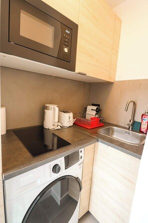 Kjøleskap, mikrobølgeovn, kokeplater og kaffetrakter/tekoker