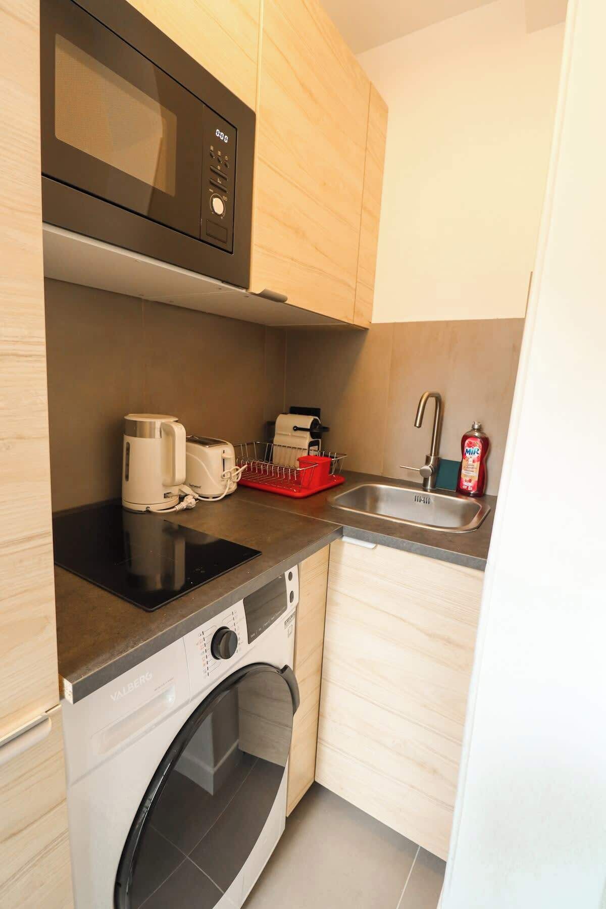 Kühlschrank, Mikrowelle, Herdplatte, Wasserkocher mit Kaffee-/Teezubehör