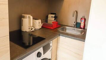 Kühlschrank, Mikrowelle, Herdplatte, Wasserkocher mit Kaffee-/Teezubehör