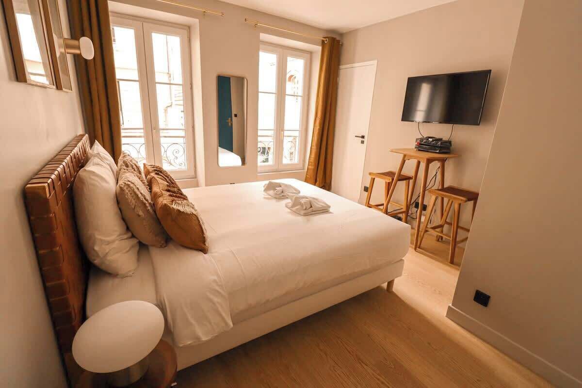 Een strijkplank/strijkijzer, wifi, beddengoed