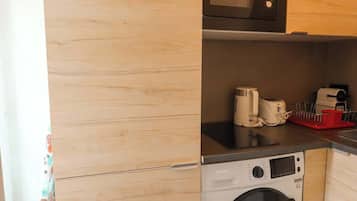 Réfrigérateur, micro-ondes, plaque de cuisson, cafetière/bouilloire