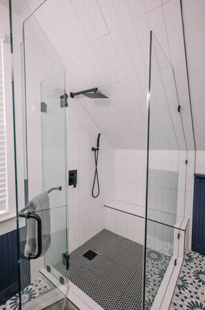 Dusche, Handtücher, Toilettenpapier
