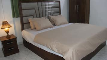 4 bedrooms, iron/ironing board, WiFi, bed sheets