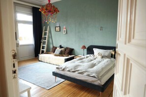 3 bedrooms, desk, iron/ironing board, free WiFi