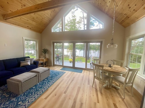 Charming 1-bedroom cottage in fabulous Bridgton with WiFi, AC, private dock