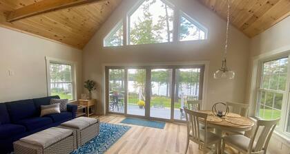 Charming 1-bedroom cottage in fabulous Bridgton with WiFi, AC, private dock