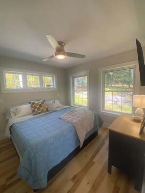 1 bedroom, free WiFi, bed sheets - Charming 1-bedroom cottage in fabulous Bridgton with WiFi, AC, private dock (Bridgton)