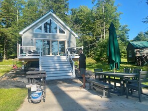 Outdoor dining - Charming 1-bedroom cottage in fabulous Bridgton with WiFi, AC, private dock (Bridgton)