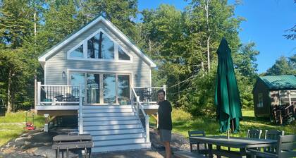 Charming 1-bedroom cottage in fabulous Bridgton with WiFi, AC, private dock