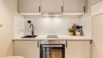 Cooktop, lava-louças, cafeteira/chaleira, cadeirão de bebê