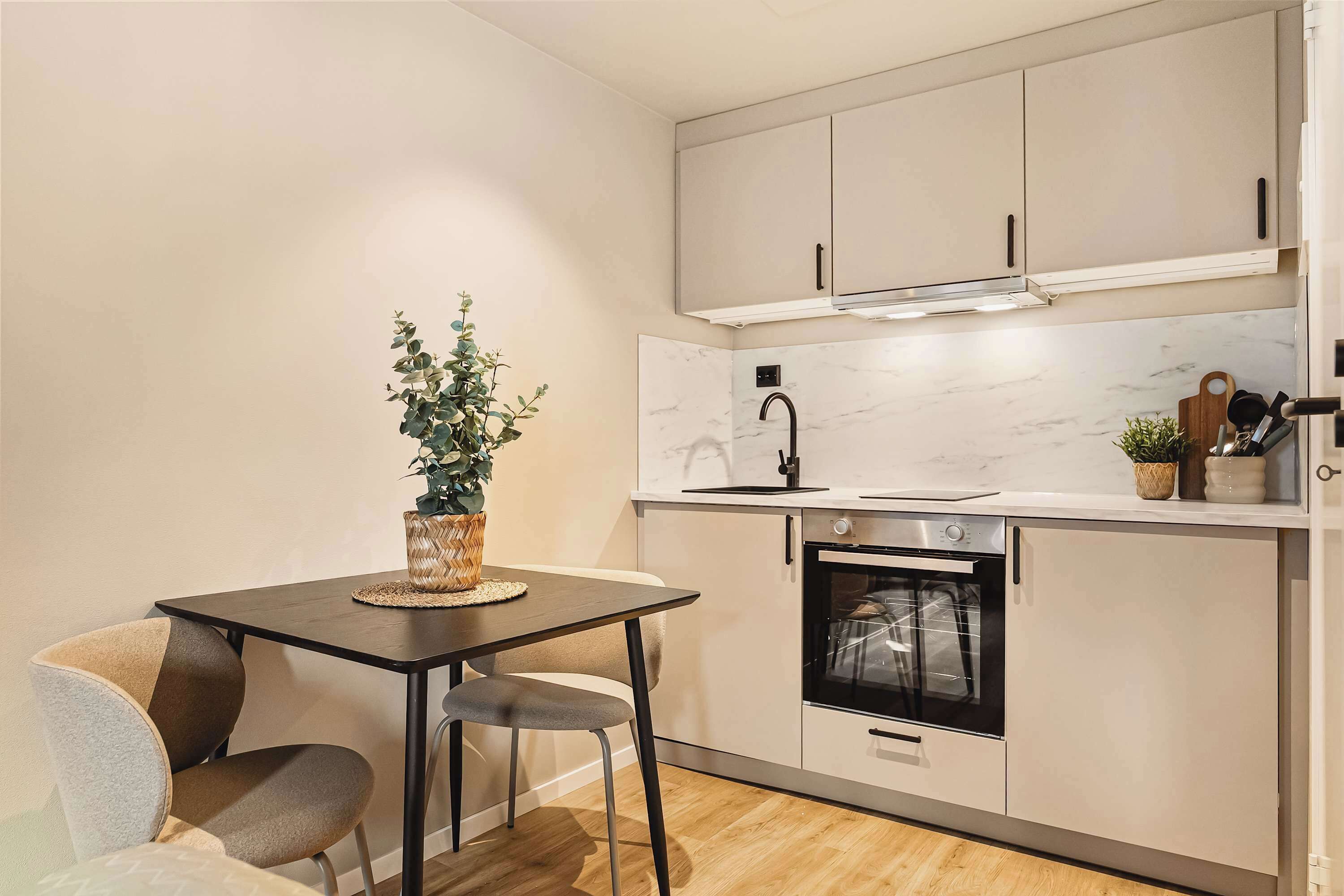 コンロ、食器洗い機、コーヒー / ティーメーカー、ハイチェア