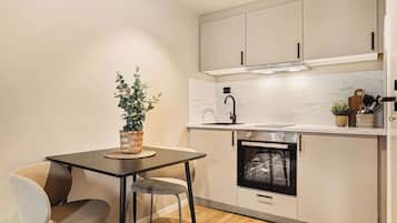 Kokeplater, oppvaskmaskin, kaffetrakter/tekoker og høy barnestol