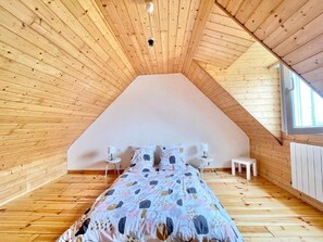 4 bedrooms, desk, iron/ironing board, travel cot