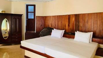 Deluxe Quadruple Room | Hypo-allergenic bedding, iron/ironing board