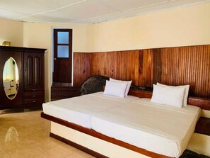 Literie hypoallergénique, fer et planche à repasser