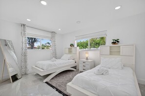 3 chambres, bureau, fer et planche à repasser, lit parapluie