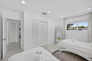 3 chambres, bureau, fer et planche à repasser, lit parapluie