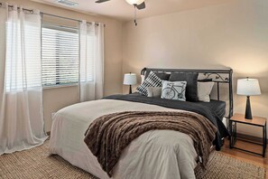 4 bedrooms, iron/ironing board, travel crib, WiFi - Myrinn–Red Rock Views, Fire Pit|Near Hiking Trails (Sedona)