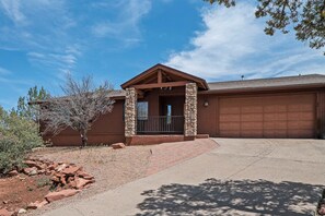 Exterior - Myrinn–Red Rock Views, Fire Pit|Near Hiking Trails (Sedona)