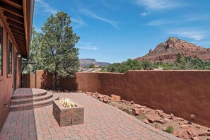 Terrace/patio - Myrinn– Red Rock Views, Fire Pit & Pool Table Home (Sedona)