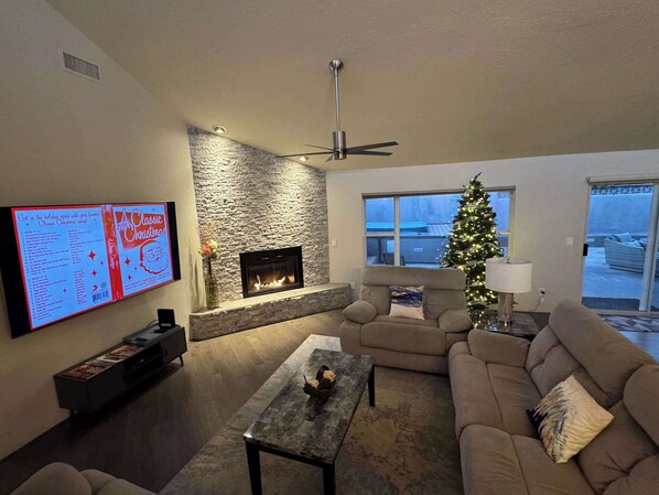 TV, books, offices - Myrinn – Stargaze w/ Red Rock Views & Hot Tub (Sedona)