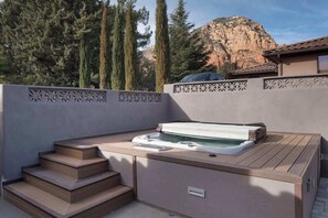 Outdoor spa tub - Myrinn – Stargaze w/ Red Rock Views & Hot Tub (Sedona)