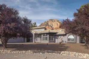 Exterior - Myrinn – Stargaze w/ Red Rock Views & Hot Tub (Sedona)