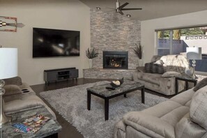TV, books, offices - Myrinn - Red Rock Views: Hot Tub & Fire Pit Patio (Sedona)