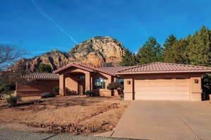 Exterior - Myrinn–Scenic Retreat w/ Stunning Views & Fire Pit (Sedona)