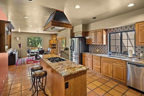 Køleskab, mikrobølgeovn, ovn, kogeplade