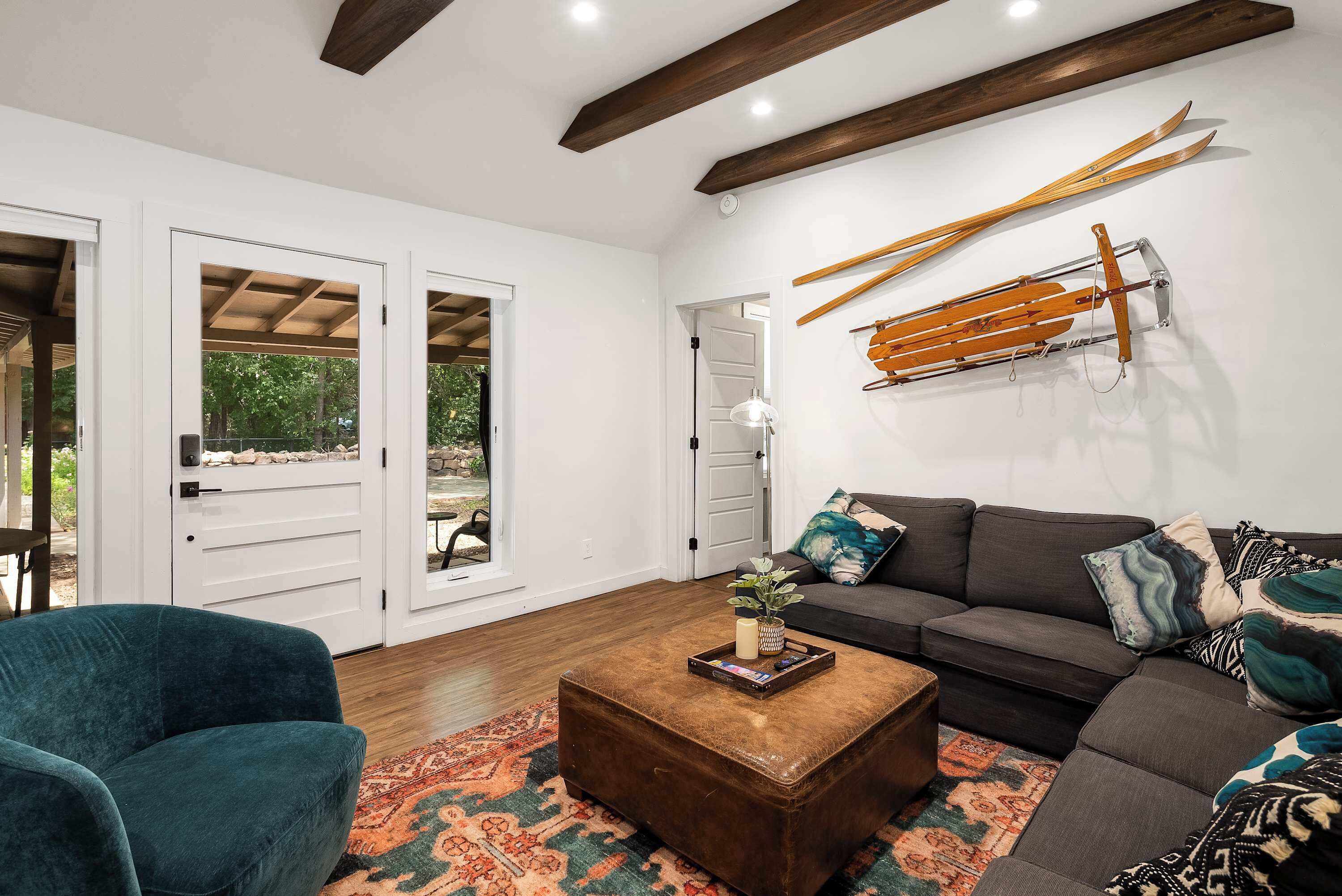 Televisión y oficina 