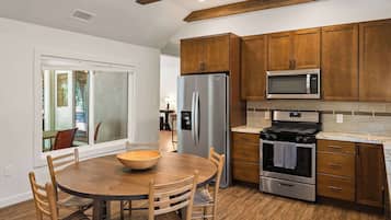 Een koelkast, een magnetron, een oven, een kookplaat