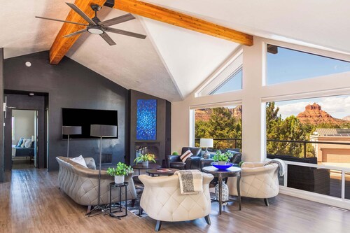 Myrinn–Family Fun, Red Rock Views, Hot Tub & Games