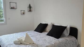 2 bedrooms, iron/ironing board, WiFi, bed sheets