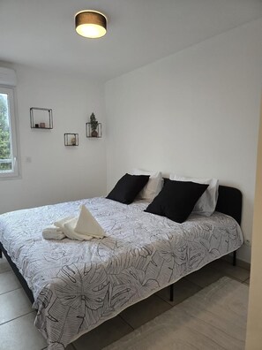 2 chambres, fer et planche à repasser, Wi-Fi, draps fournis