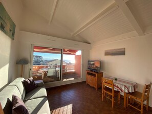 TV - 2-Bedroom Apartment with Terrace and Parking 50m from Beach (Capbreton)