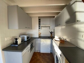 Fridge, microwave, dishwasher, coffee/tea maker - 2-Bedroom Apartment with Terrace and Parking 50m from Beach (Capbreton)