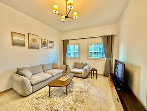 TV - Cozy Family-Friendly 2BR in JVT (دبي)