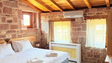 Minibar, laptop workspace