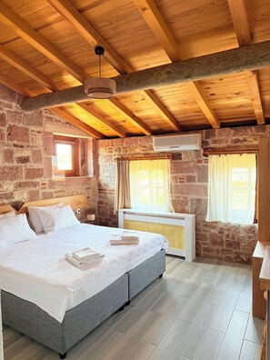 Tweepersoonskamer | Een minibar, een laptopwerkplek