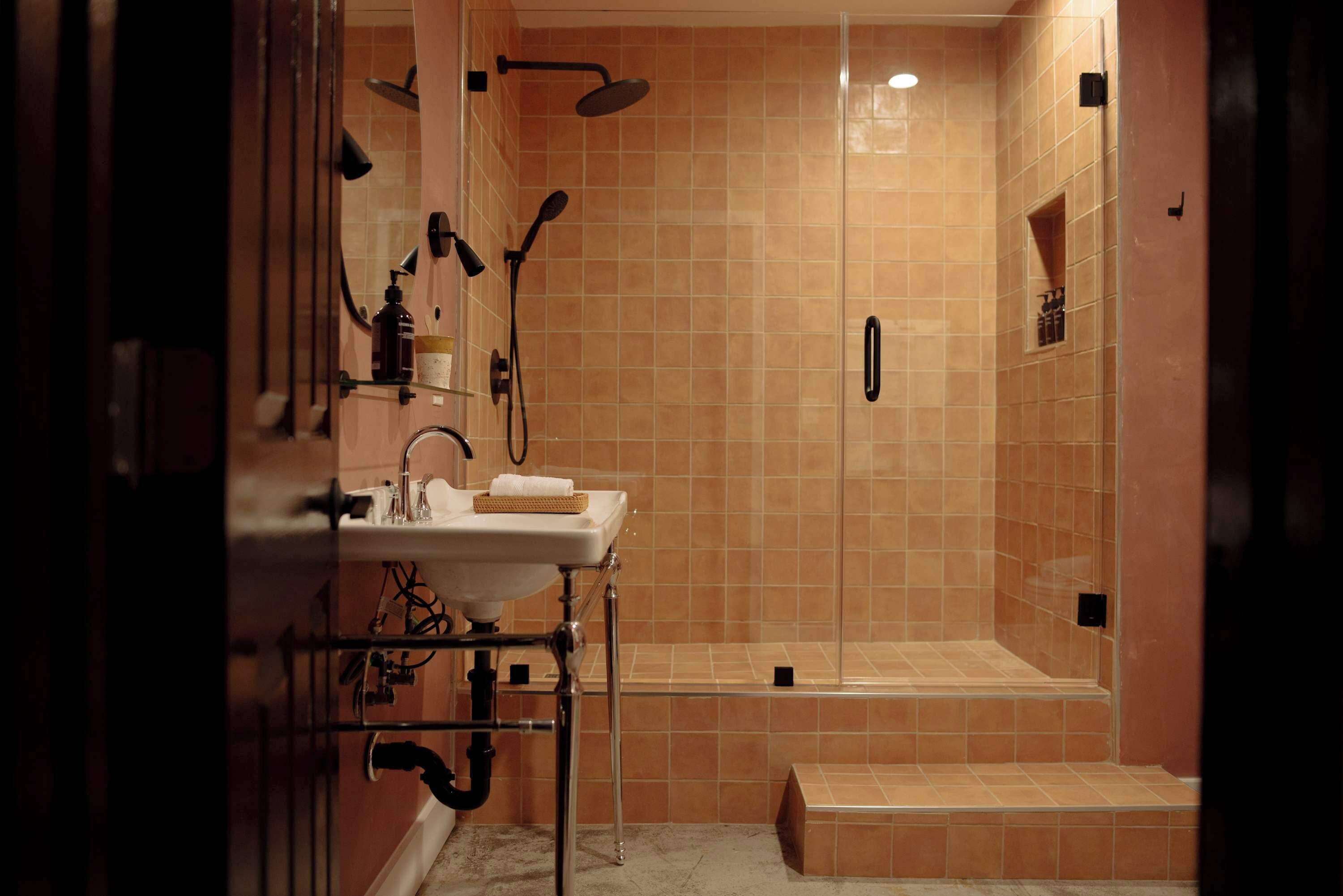 Regadera, secadora de cabello, toallas 