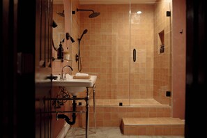 シャワー、ヘアドライヤー、タオル