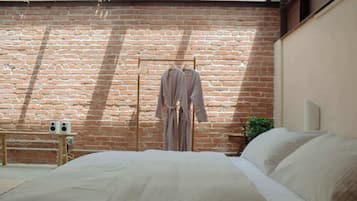 1 bedroom, desk, iron/ironing board, WiFi