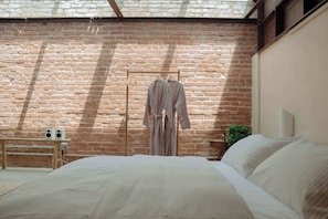 1 bedroom, desk, iron/ironing board, WiFi
