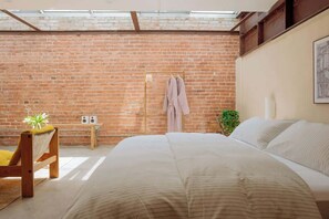 1 habitación, escritorio, tabla de planchar con plancha y wifi 