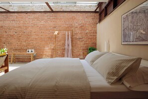 1 bedroom, desk, iron/ironing board, WiFi - West Hollywood Loft: City Views & Modern Style (West Hollywood)