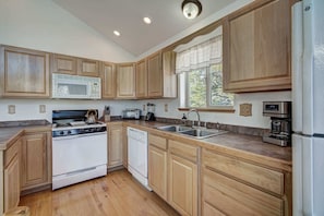 Fridge, microwave, oven, stovetop - Limber Pine Lodge (Fairplay)
