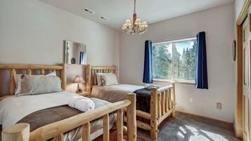 3 bedrooms, iron/ironing board, WiFi, bed sheets